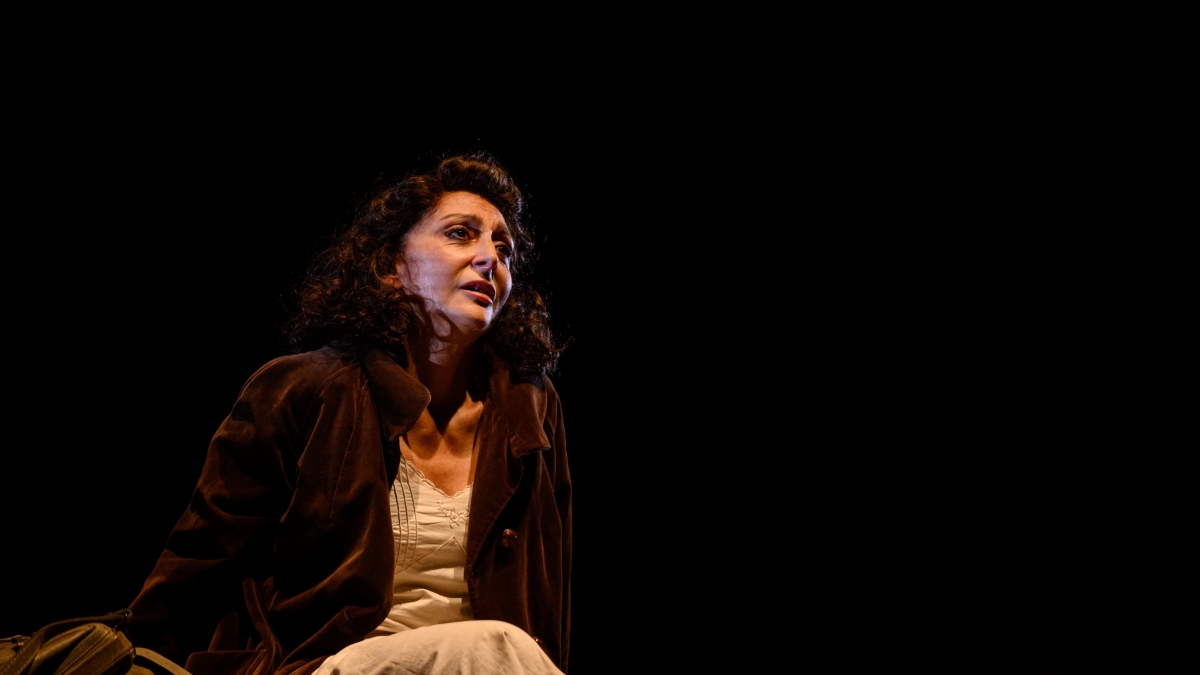 Paola Minaccioni torna in palcoscenico con una gande prova d'attrice, vestendo i panni di un'antieroina del Novecento