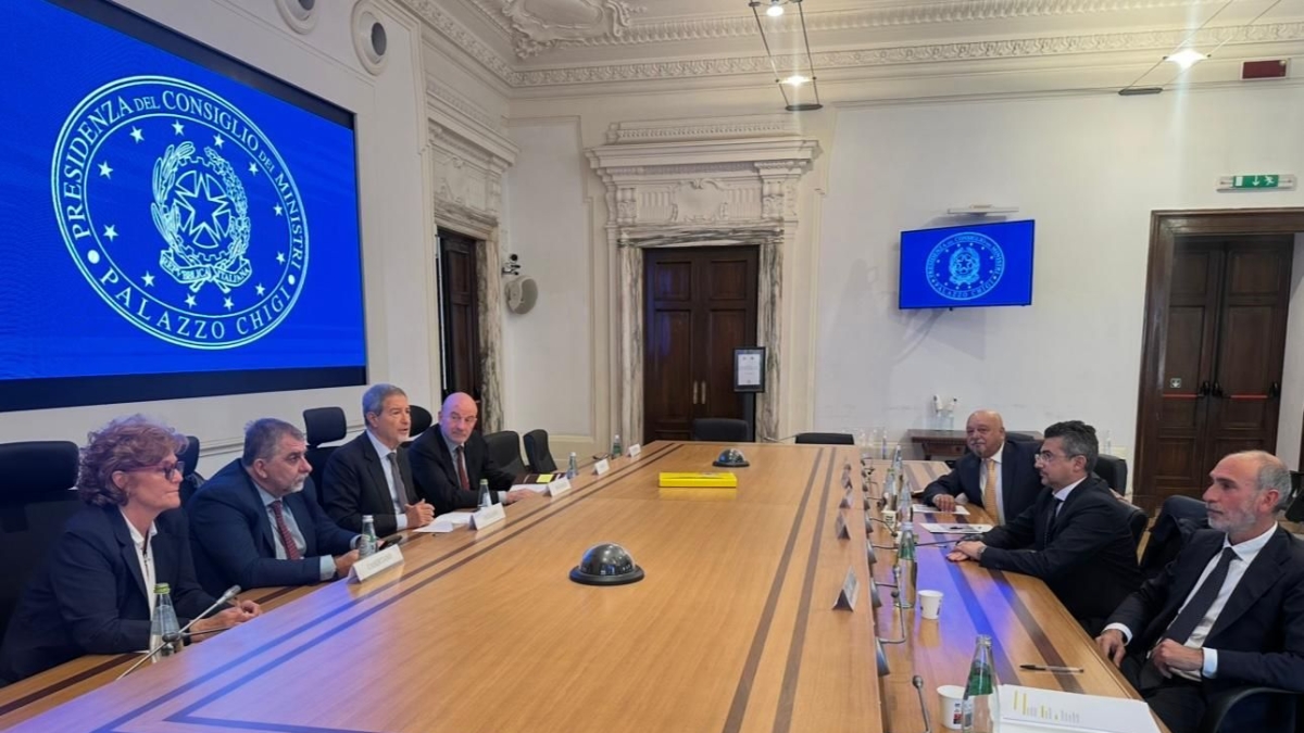 «Vesuvio, ripopolare le aree interne in caso di eruzione» Vertice tra il presidente dell'intergruppo Aree fragili Caramiello e il ministro della Protezione civile Musumeci