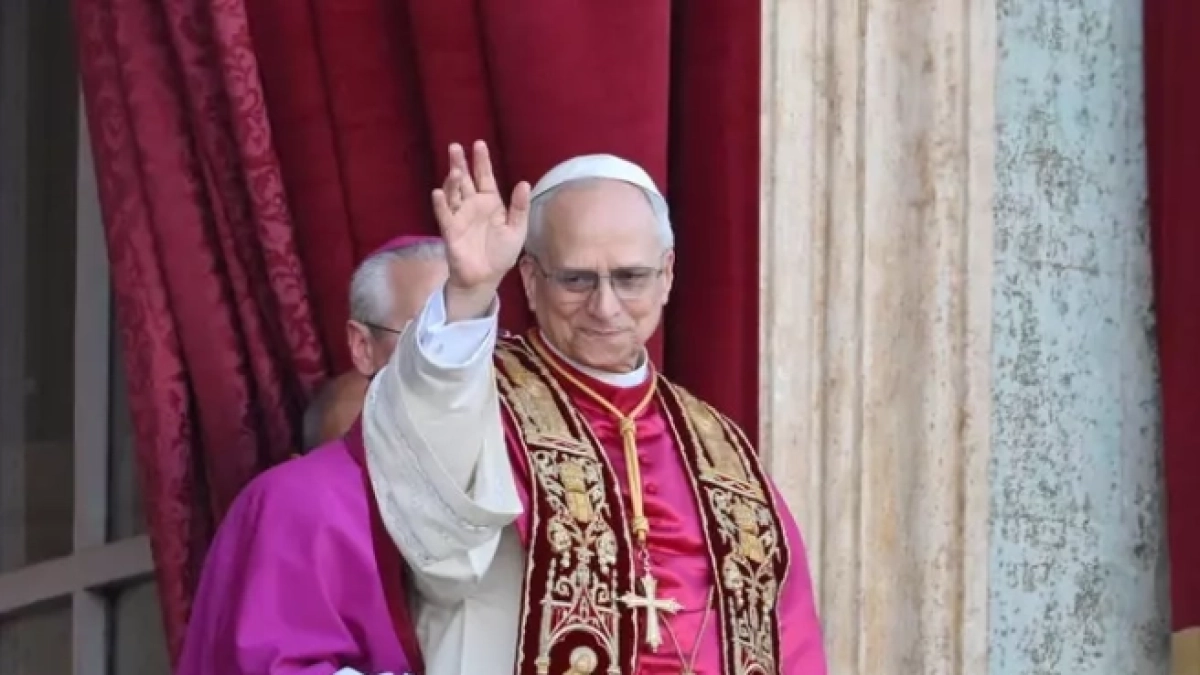 Clima, gay, donne sacerdote, migranti e poveri: tutto il pensiero di Papa Leone XIV in 5 punti (e le differenze con Francesco) Clima, gay, donne sacerdote, migranti e poveri: tutto il pensiero di Papa Leone XIV in 5 punti (e le differenze con Francesco)