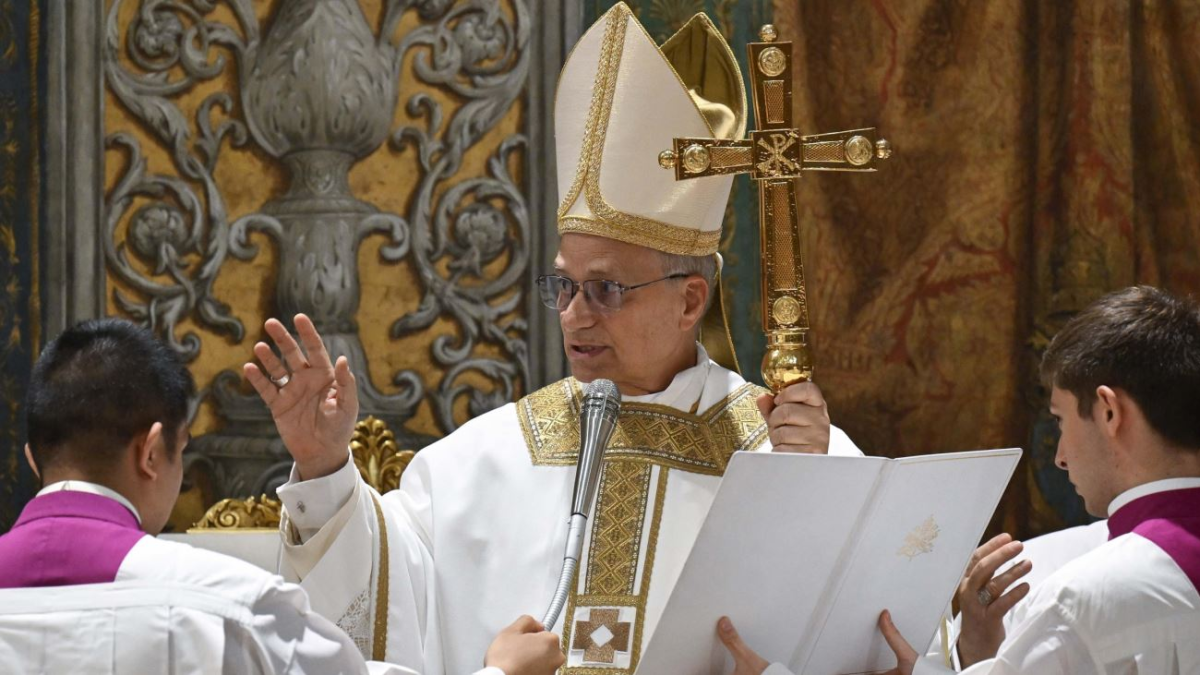 Leone XIV incontra i cardinali in Vaticano: «Mi aiutate in un ruolo superiore alle mie forze. Io solo un umile servitore» Leone XIV incontra i cardinali in Vaticano: «Mi aiutate in un ruolo superiore alle mie forze. Io solo un umile servitore»