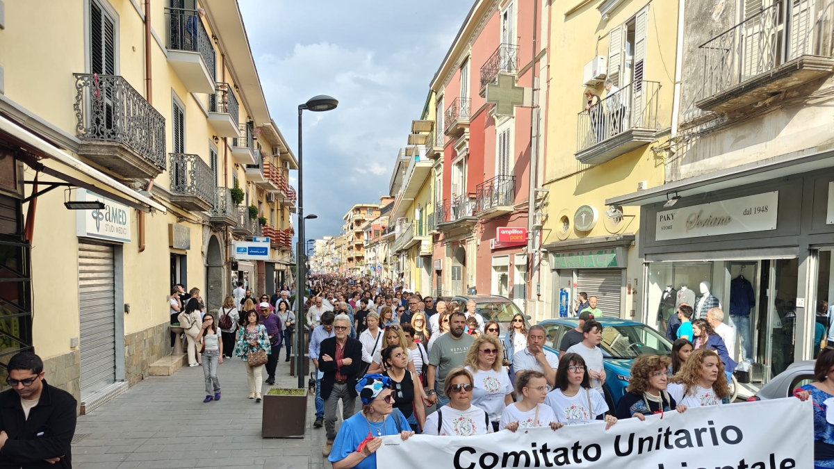 Terra dei Fuochi, in migliaia in corteo ad Acerra: «Ora bonifiche»