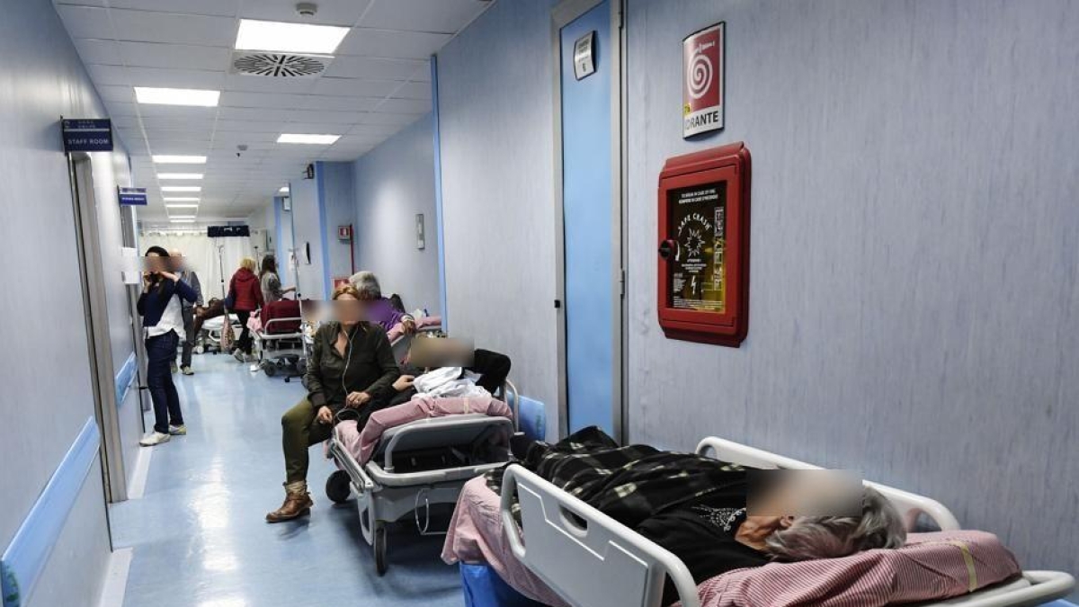 «Ospedali in Campania, molti reparti senza più posti letto. Pazienti curati sulle barelle nei corridoi»