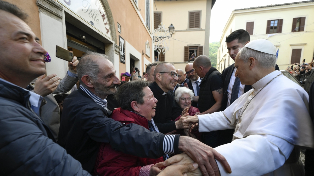 San Pietro, bagno di folla alle 12 per papa Leone XIV al «Regina Coeli». Non è escluso che saluti i fedeli con un giro della piazza