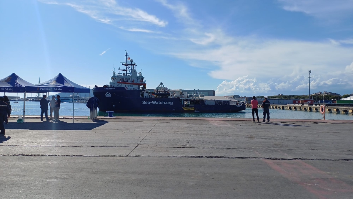 La nave Sea-Watch 5 con 190 migranti arrivata a Marina di Carrara