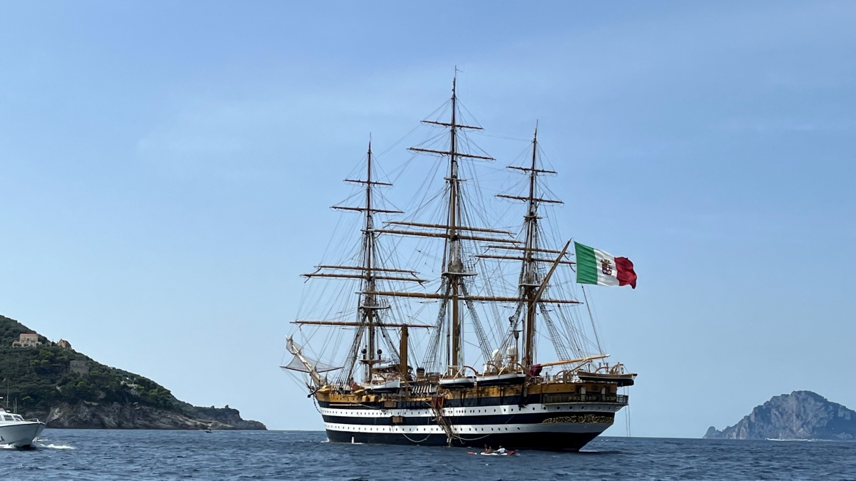 Amerigo Vespucci, la nave più bella del pianeta torna a casa. E incontra il cast di «Mare Fuori»