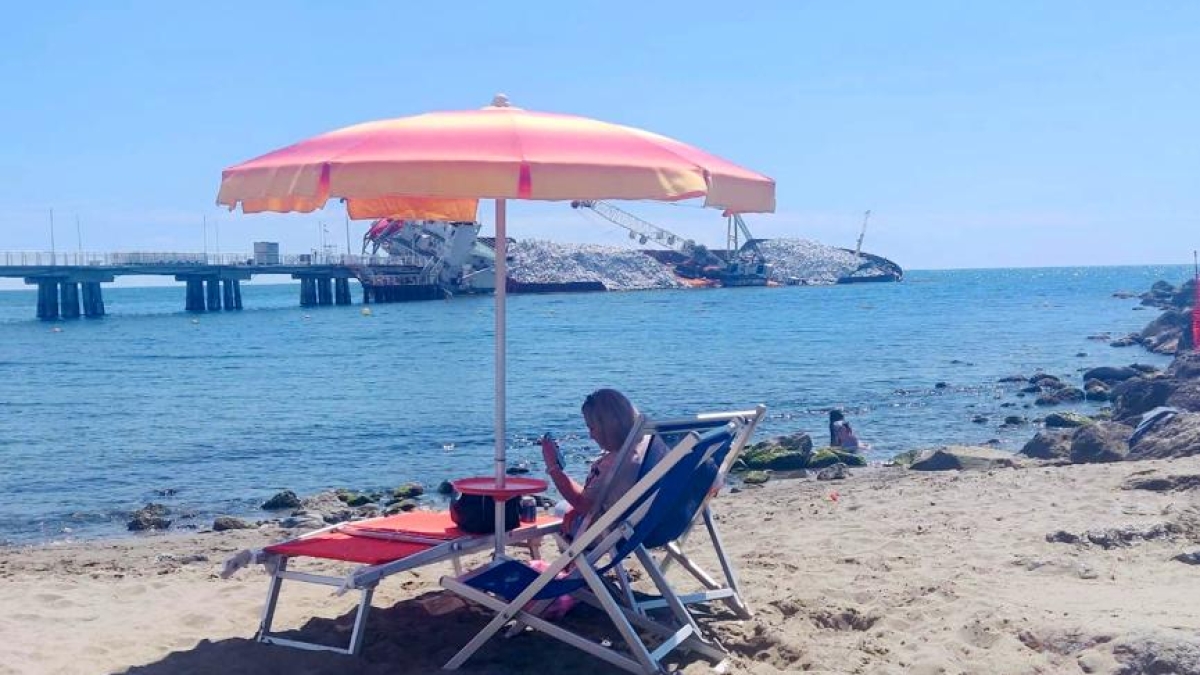 Marina di Massa, sotto l'ombrellone con vista sul relitto della Guang Rong (e tanti curiosi)