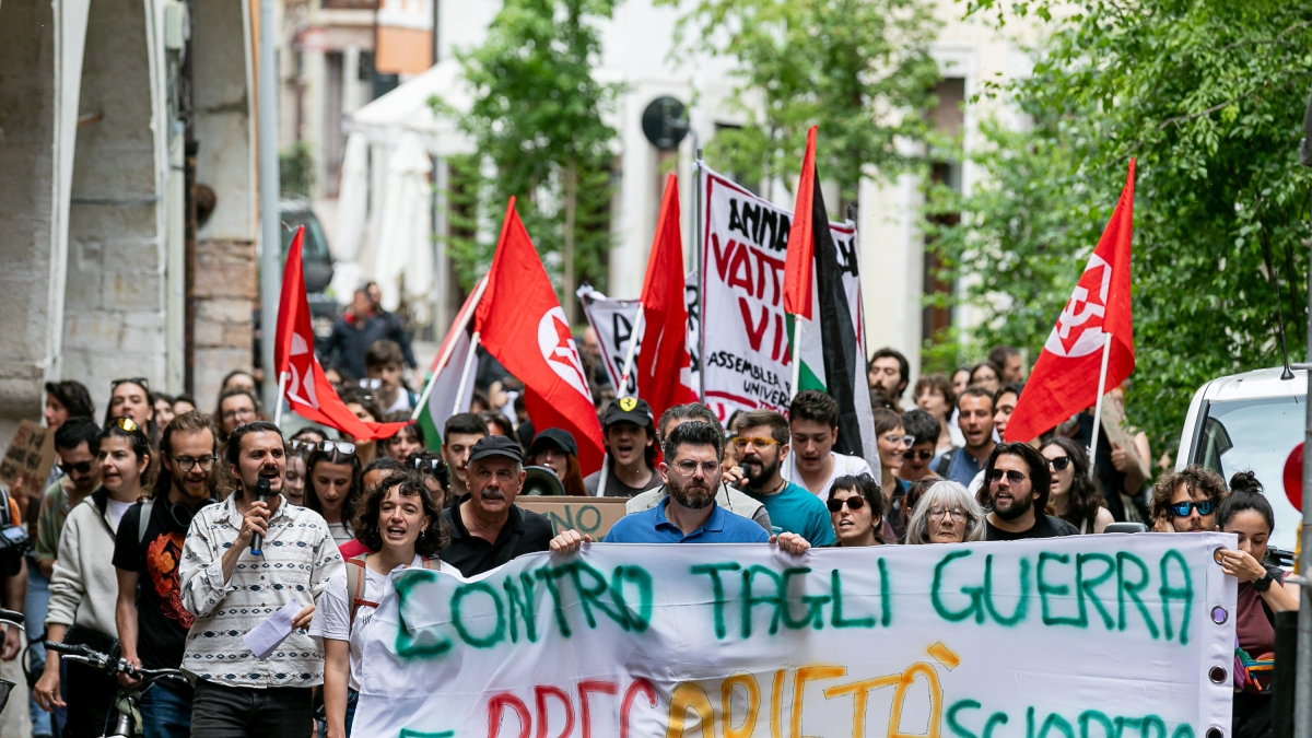 Trento in piazza contro i tagli all’università: «Ricerca svenduta e precarietà senza fine. Stop alle collaborazioni con Israele»
