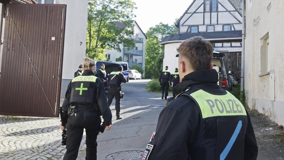 Germania, arrestati 4 leader del movimento di estrema destra "Cittadini del Reich": "Creato un contro Stato" Germania, arrestati 4 leader del movimento di estrema destra "Cittadini del Reich": "Creato un contro Stato"