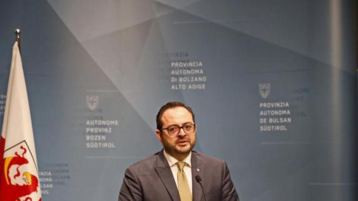 Galateo, gli scontri social arrivano in Parlamento: l'assessore nel mirino per il post sui «prof inadatti»