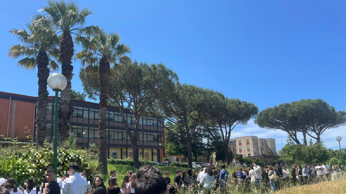 Terremoto ai Campi Flegrei, forte scossa avvertita anche a Napoli. L Terremoto ai Campi Flegrei, forte scossa avvertita anche a Napoli. L