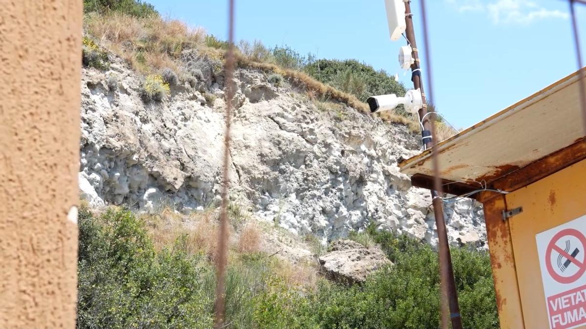 Scosse di terremoto ai Campi Flegrei, paura e gente in strada. Frana un costone