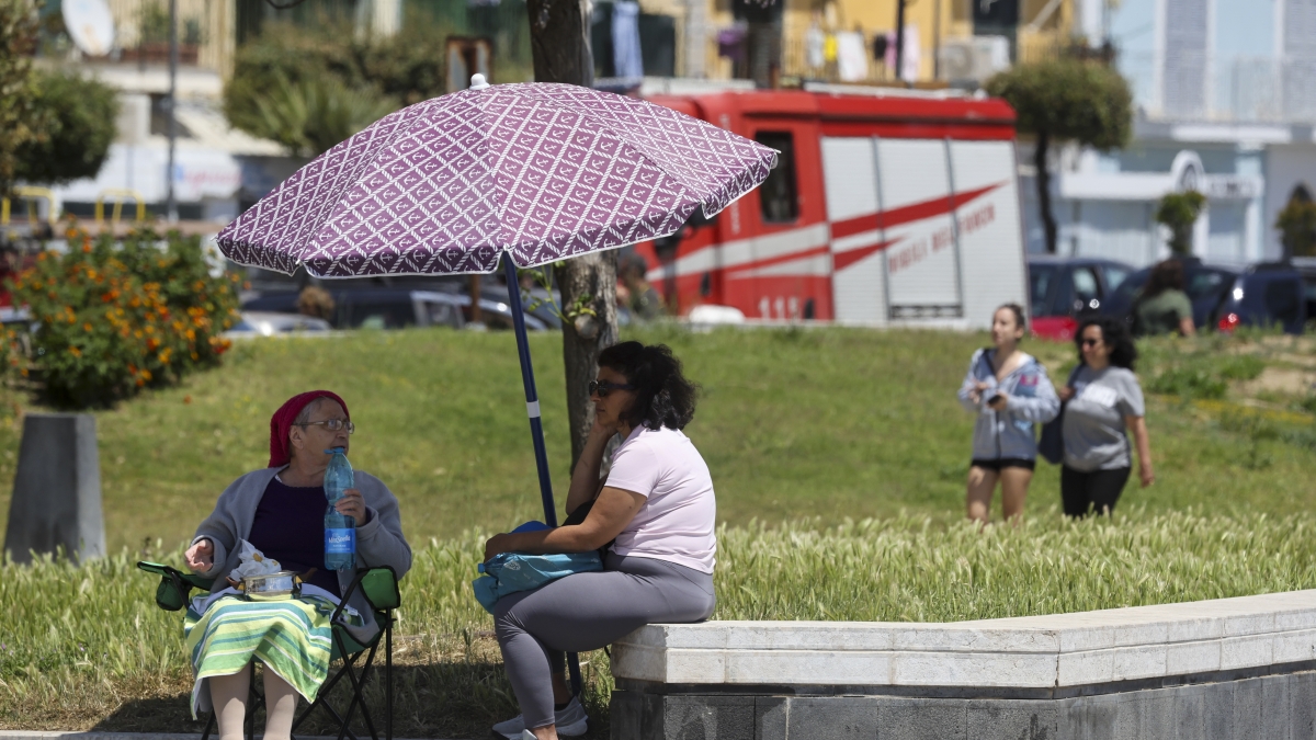 Dopo le scosse a Pozzuoli torna la paura: «Stasera si dorme in auto». Sul Lungomare una sola tenda della Protezione civile: anziani per ore sotto al sole