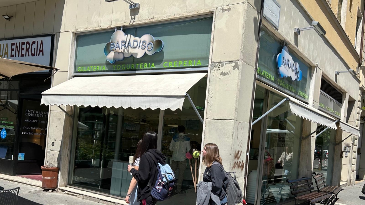 Arezzo, ragazzi trovano borsa con 7 mila euro e gioielli e la restituiscono alla hostess della fiera dell'oro