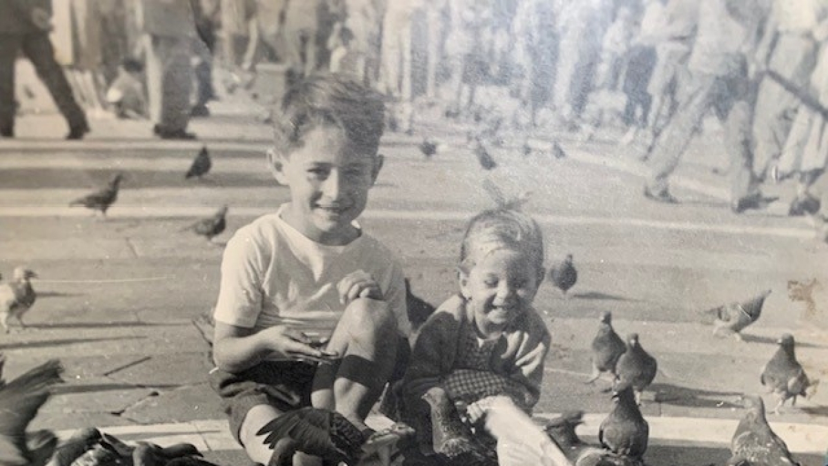 L'antico rito del riso ai piccioni in piazza del Duomo nell'estate del 1954