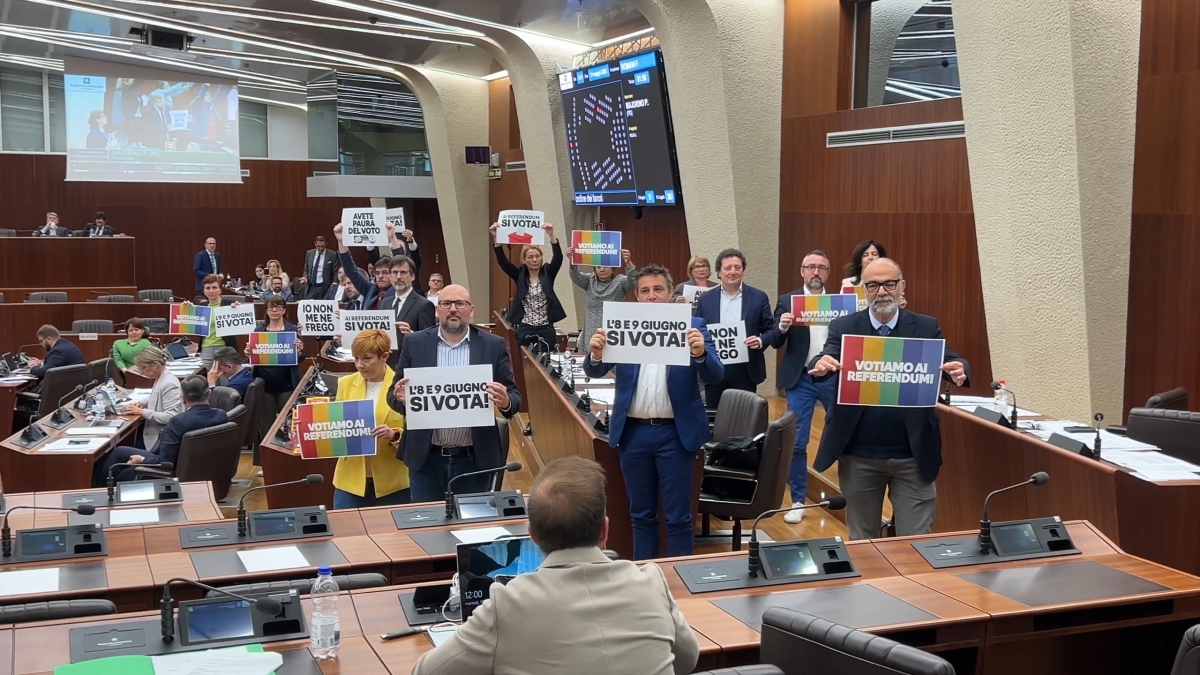Regione Lombardia, protesta del Pd al Pirellone: «Votiamo al referendum, no all'astensionismo»