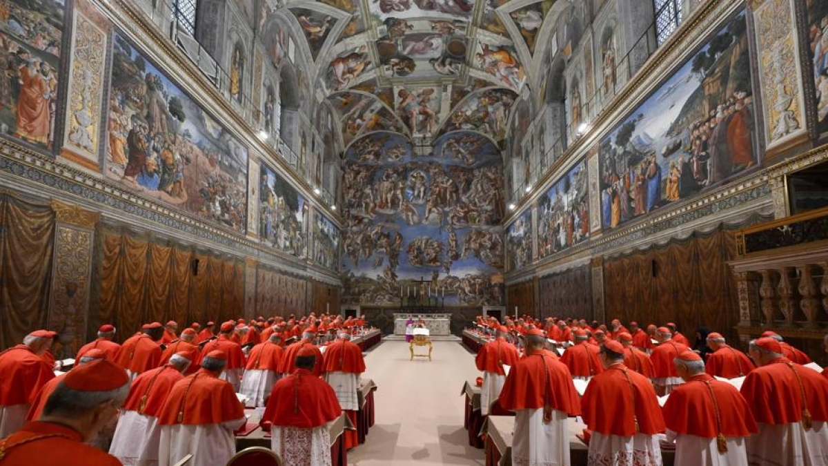 Il prete-giornalista Antonio Pelayo cerca di adescare un collega durante i giorni del Conclave: accusato di violenza sessuale