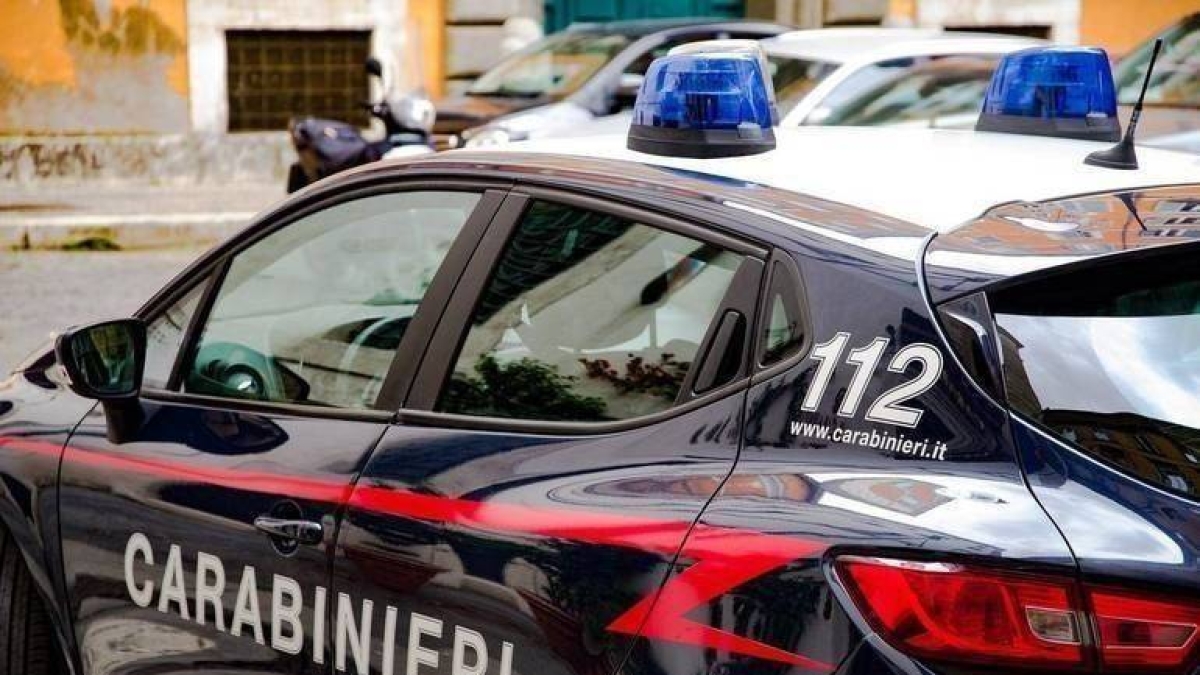 Piombino, gli getta acqua bollente sulla gamba per rapinarlo: denunciato un 40enne