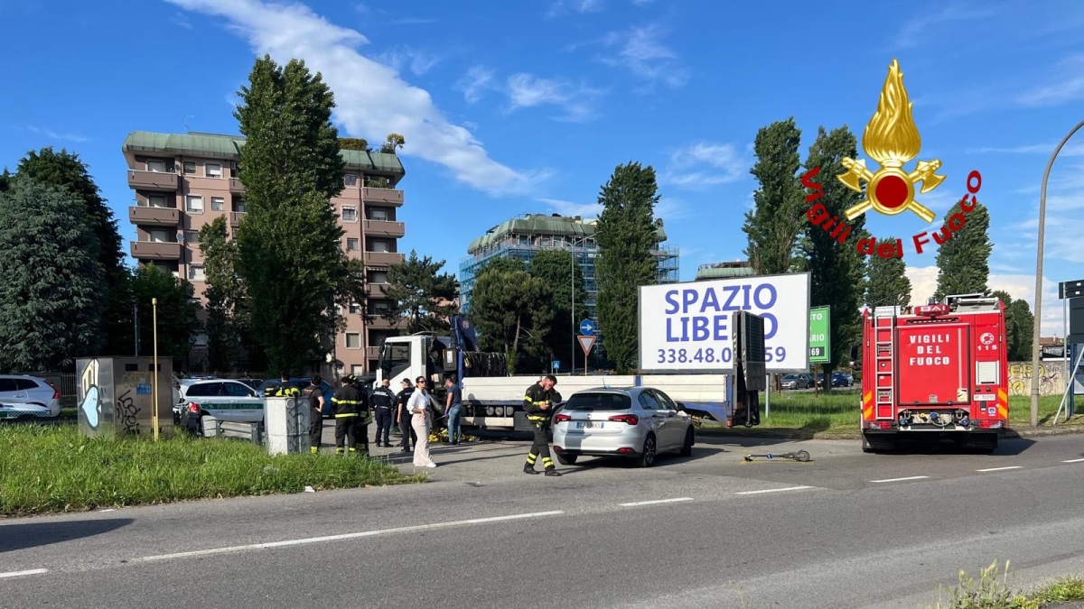 Rho, 62enne in monopattino investito e ucciso da un camion. Era già morto all'arrivo dei soccorsi