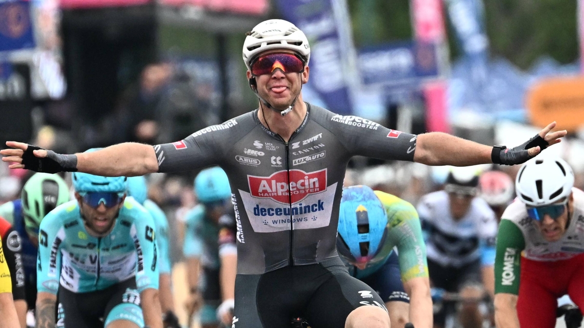 Giro D'Italia, Groves si aggiudica la Potenza-Napoli dopo la maxi caduta al 70° dal traguardo