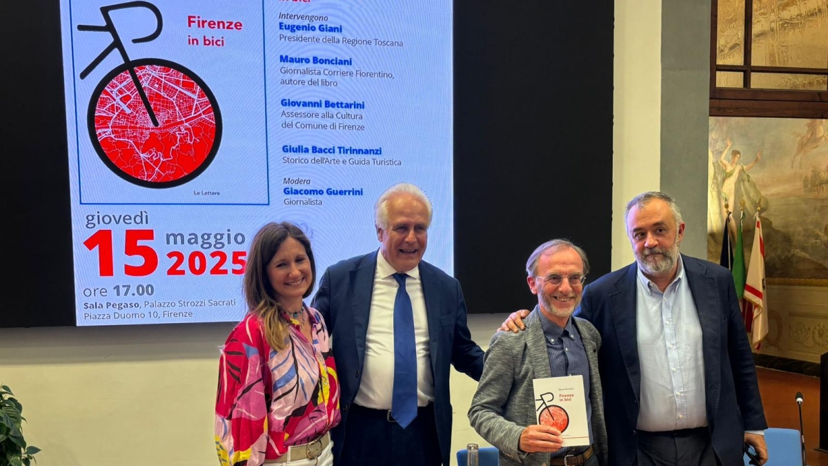 «Firenze in bici», una guida piena di curiosità per scoprire la città a un'altra velocità
