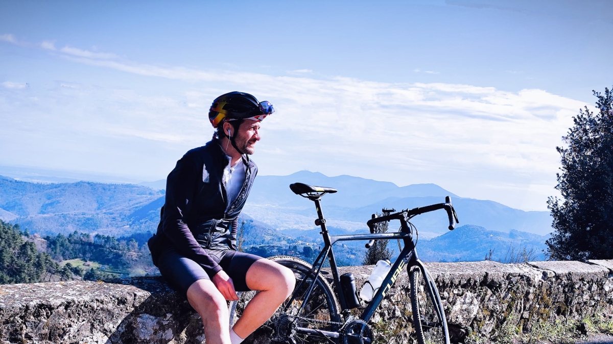 La sfida di Davide Strambi per combattere lo xeroderma: in bici dalla Versilia a Venezia «perché quei bambini tornino a giocare sotto il sole»