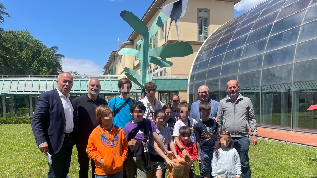 L'ospedale Meyer di Firenze accoglie il cane-statua che celebra i cuccioli sentinella del diabete