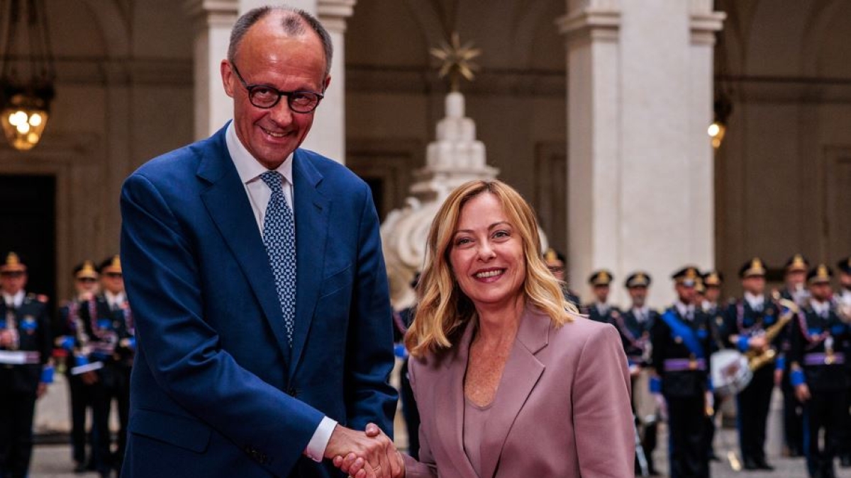 Meloni vede Merz: grande sintonia. E attacca i «personalismi» di Macron