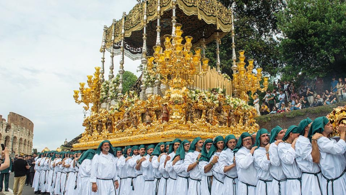 Giubileo, la processione delle Confraternite dal Colosseo al Circo Massimo: fede, incenso, costumi e colori