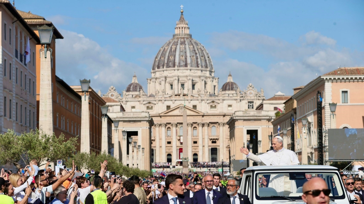Le immagini dell'insediamento di Leone XIV: il giro in papamobile, re, regine e capi di Stato