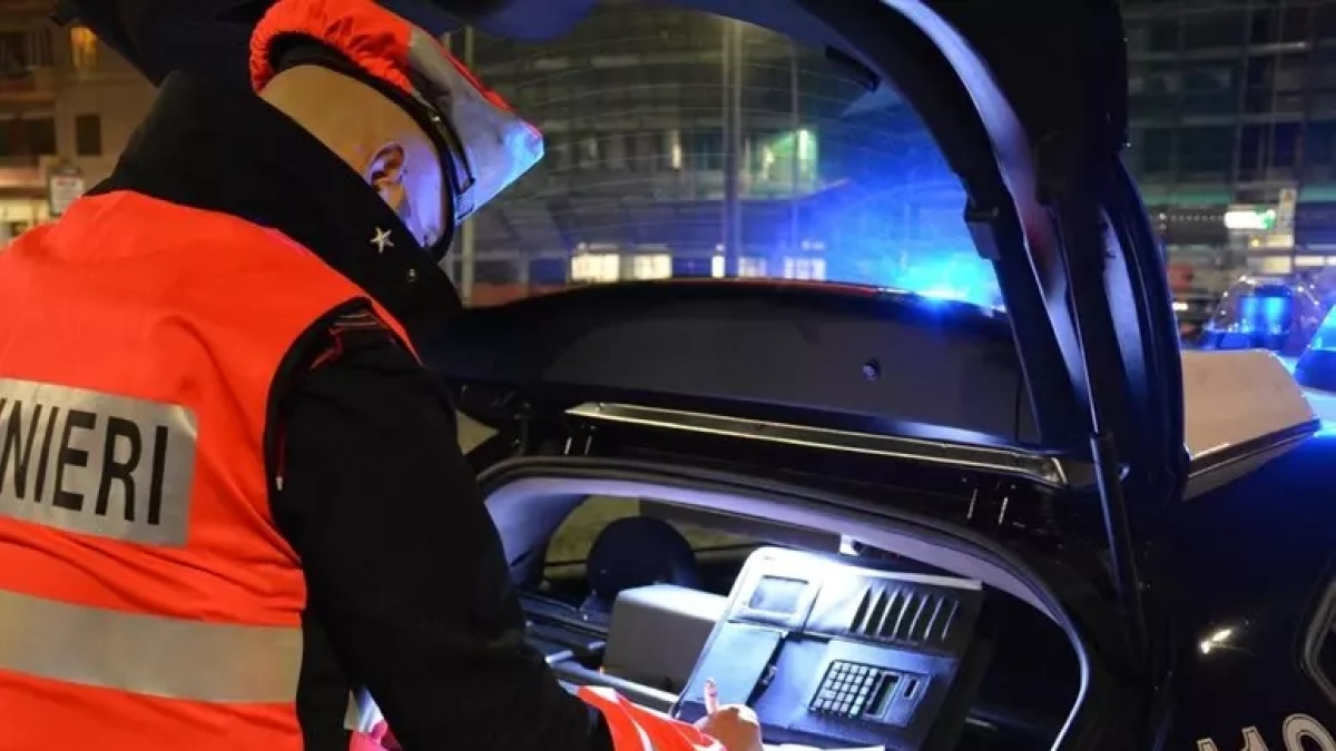 Poggiomarino, per evitare l'arresto una donna ingerisce 9 ovuli di crack