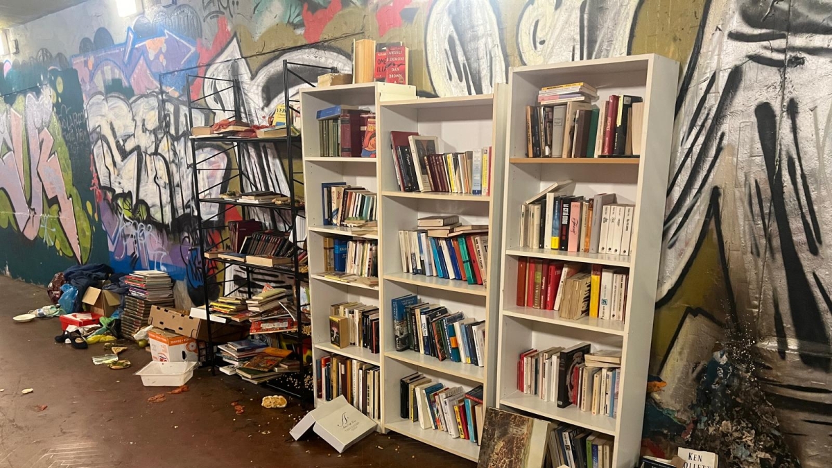 Firenze, ancora un raid incendiario nel sottopasso delle Cure: a fuoco i libri di Marco