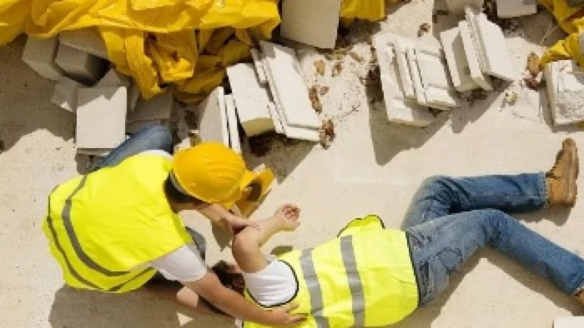 Scafati, operaio edile di 61 anni precipita da una scala e muore