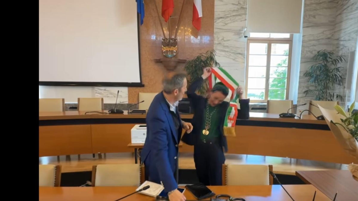 Merano, la neosindaca Zeller si toglie la fascia tricolore e indossa solo il medaglione tirolese: «È il distintivo ufficiale in Alto Adige»