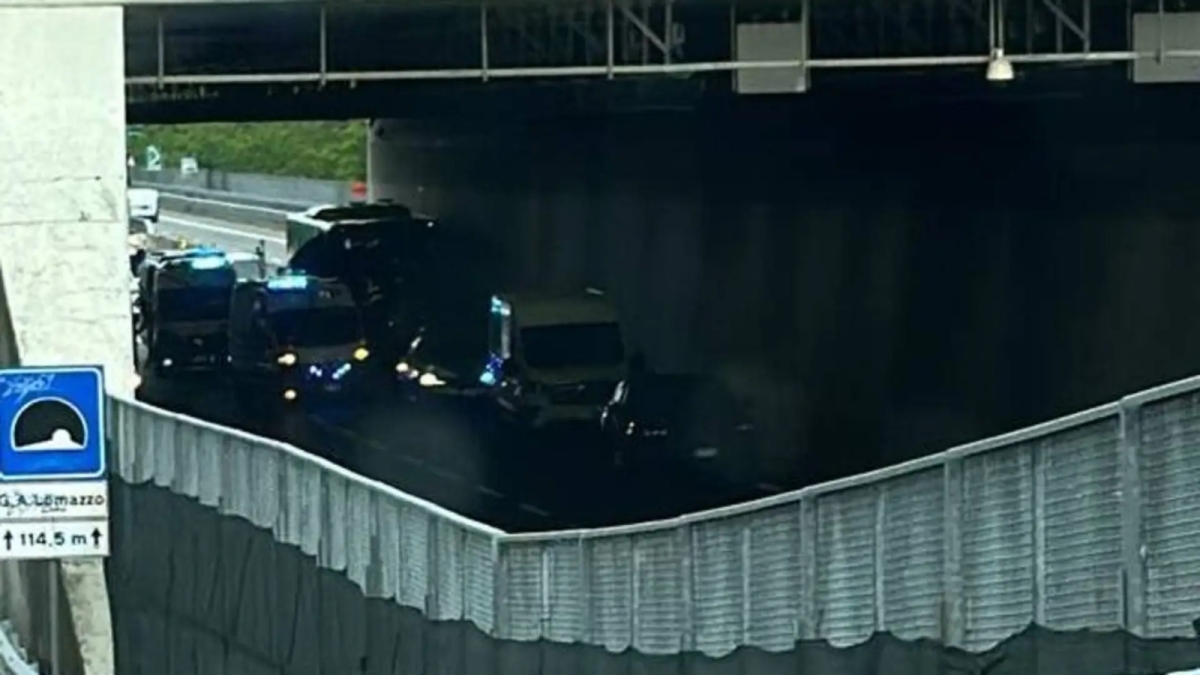 Incidente a Lomazzo sulla Pedemontana in galleria, schianto tra scuolabus e camion: 30 le persone coinvolte, morta una donna