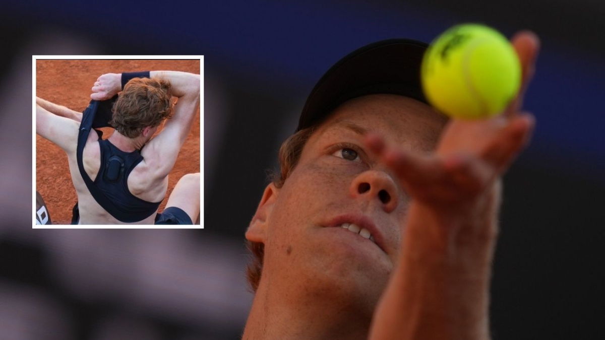 Sinner per il Roland Garros chiede aiuto alla tecnologia: come funziona il Gps sotto la maglietta e cosa è l'unguento che annusa sui polsi