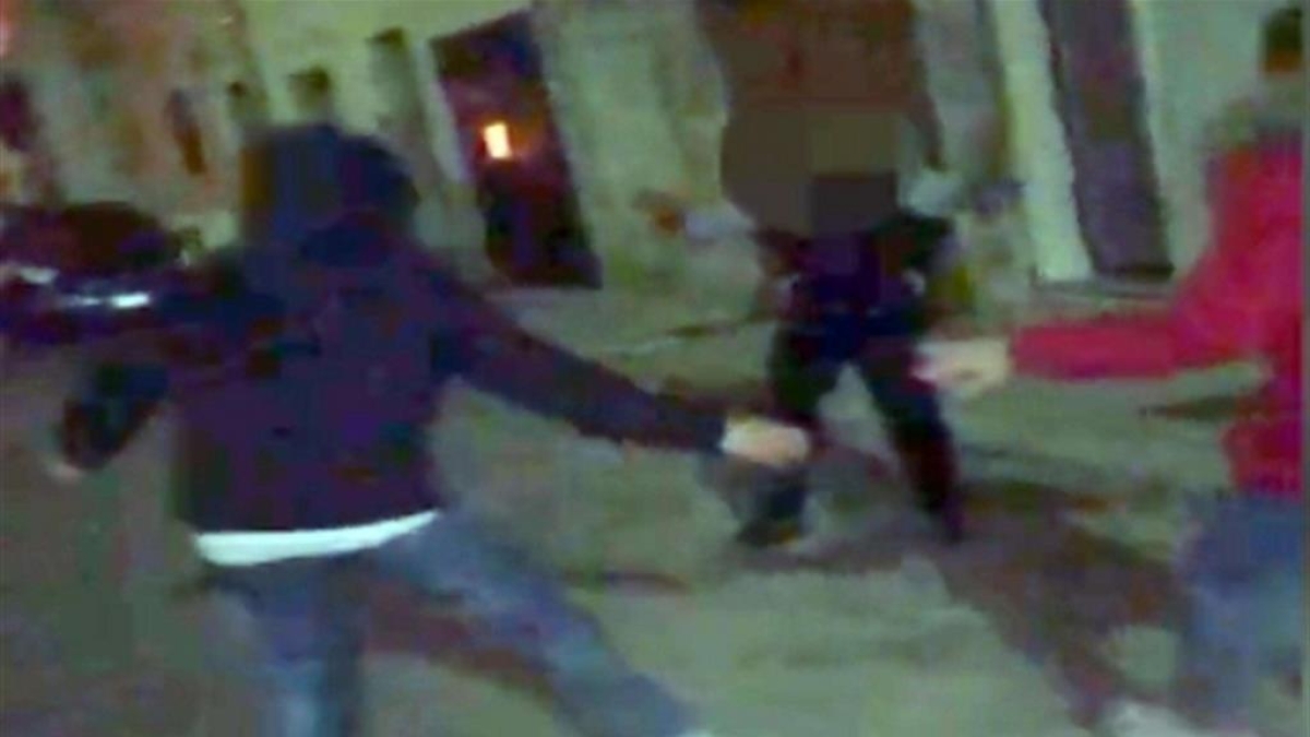 Roma, accoltella l'amico dopo una serata. La madre chiama il 112 e lo incastra: «È uscito, rientrato e poi uscito di nuovo»