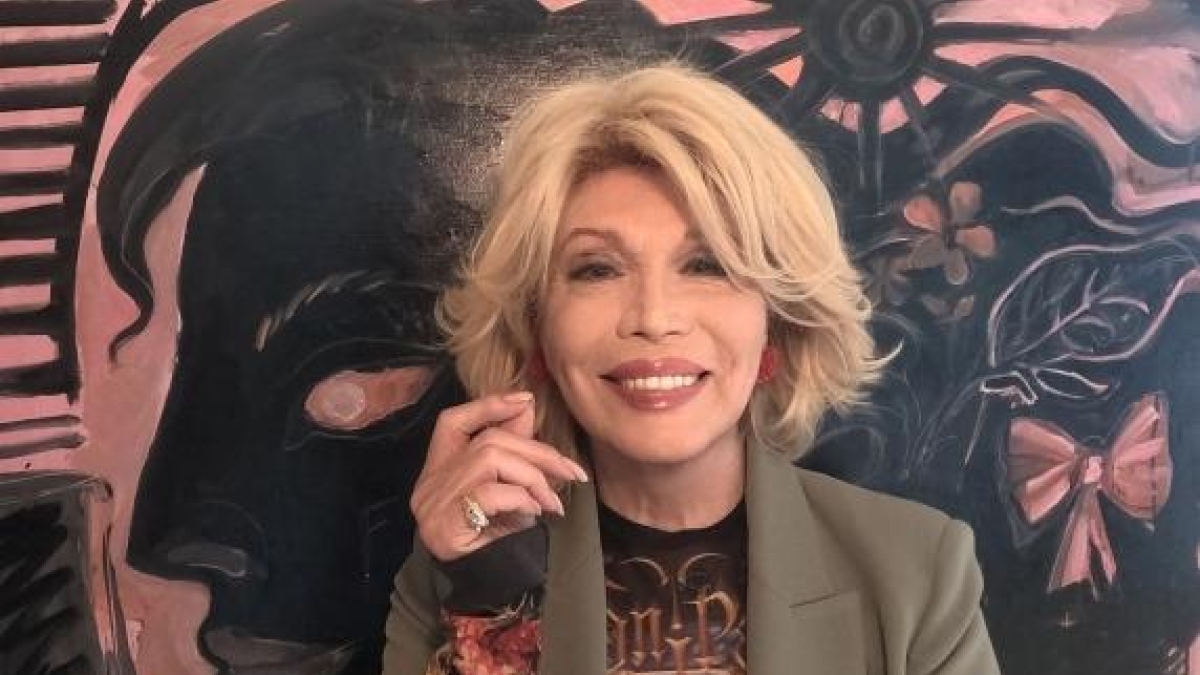 Amanda Lear vuole denunciare Hbo: il documentario «Enigma» sostiene che sia transgender