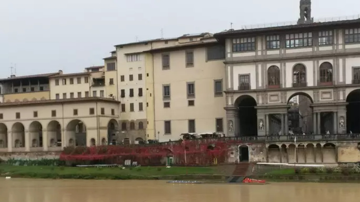 Firenze, cade dalla spalletta dell'Arno: 21enne americana in ospedale