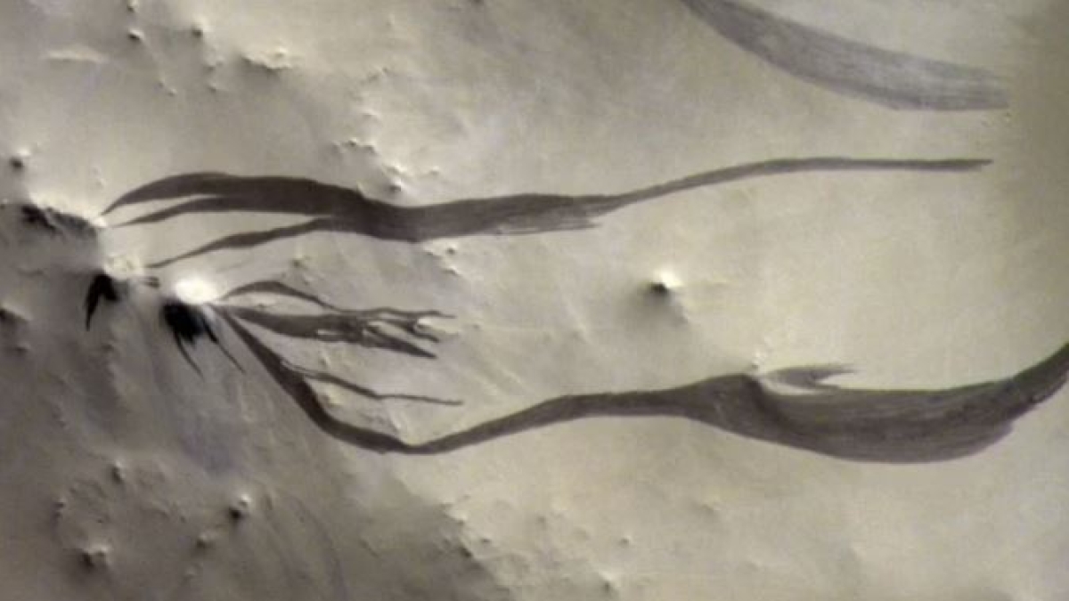 C'è acqua liquida su Marte? Le strisce scure e i «gullies»: che cosa sono e cosa ci raccontano del Pianeta Rosso