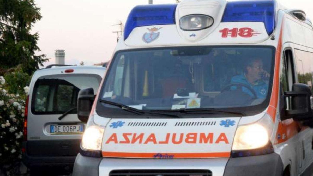 Fagnano Olona, dà fuoco al barista che lo rimprovera perché urla dentro al locale: l'aggressore è ancora in fuga