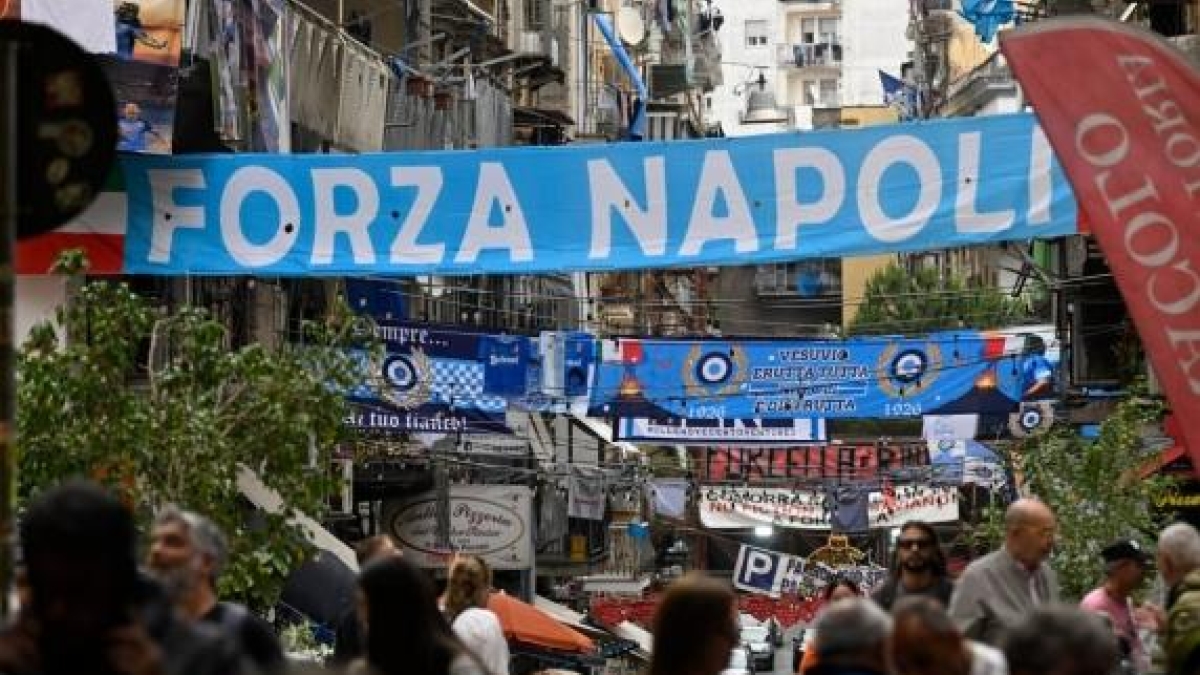 Napoli-Cagliari venerdì alle 20:45. Striscioni col «4» in stand by. Il piano per la festa con 56 maxischermi. I ferrovieri precettati. L'assalto dei bagarini