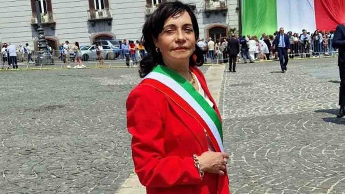 «Ti facciamo volare dal primo piano», l'ex sindaca di San Vitaliano e il marito in cella