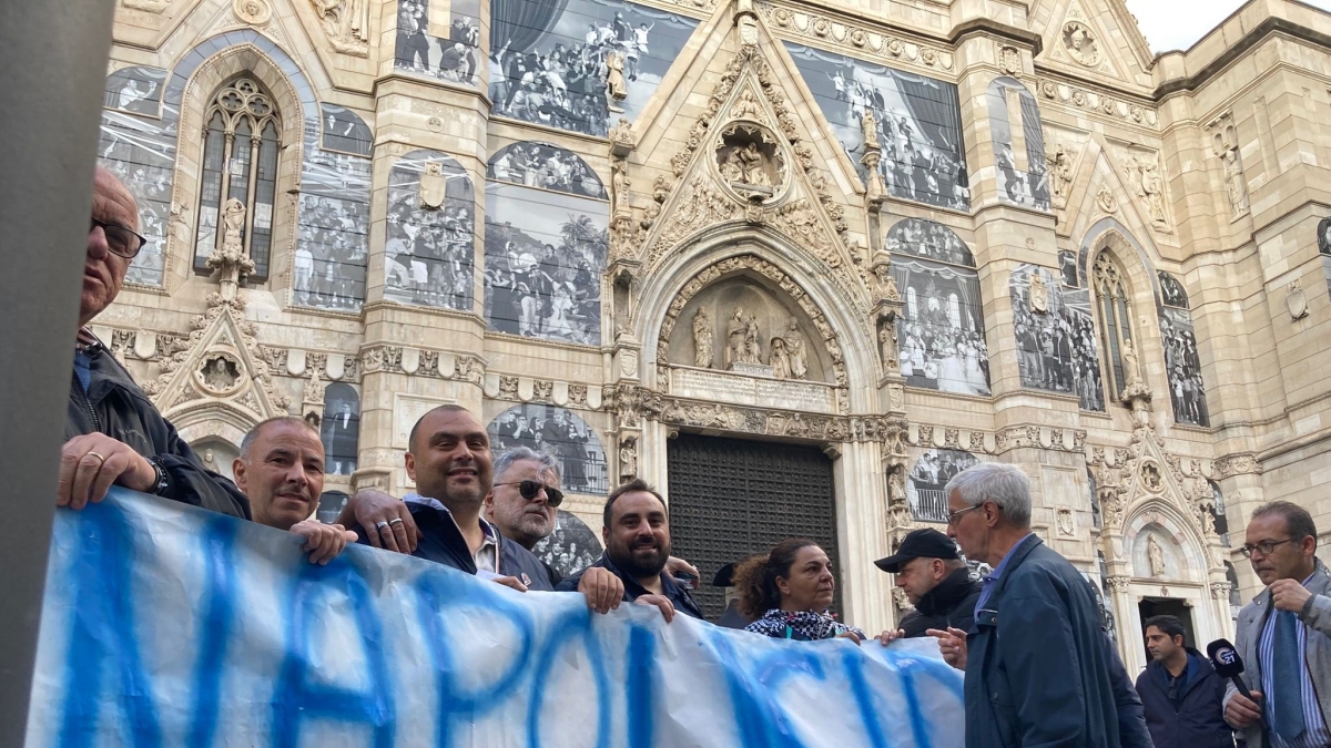 «Basta col Napolicidio», protesta al Duomo contro l'installazione di JR