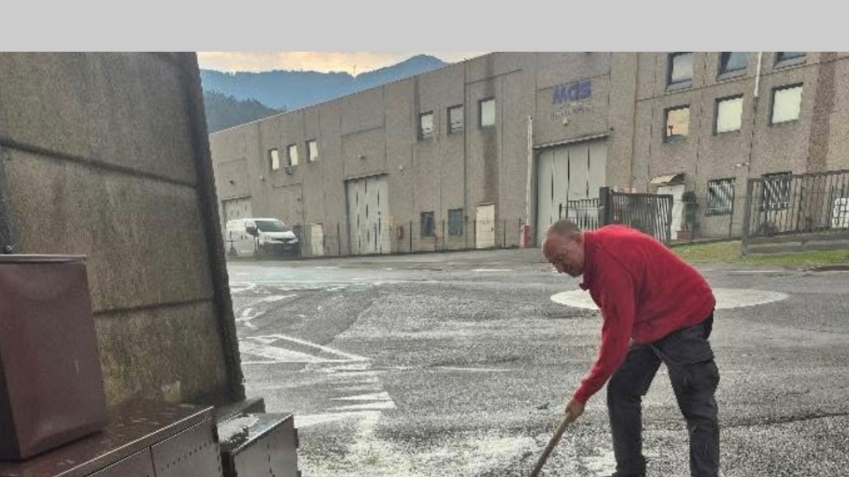 Maltempo nel Lecchese mercoledì pomeriggio: grandine a Olginate, auto sommerse allo svincolo tra Suello e Civate