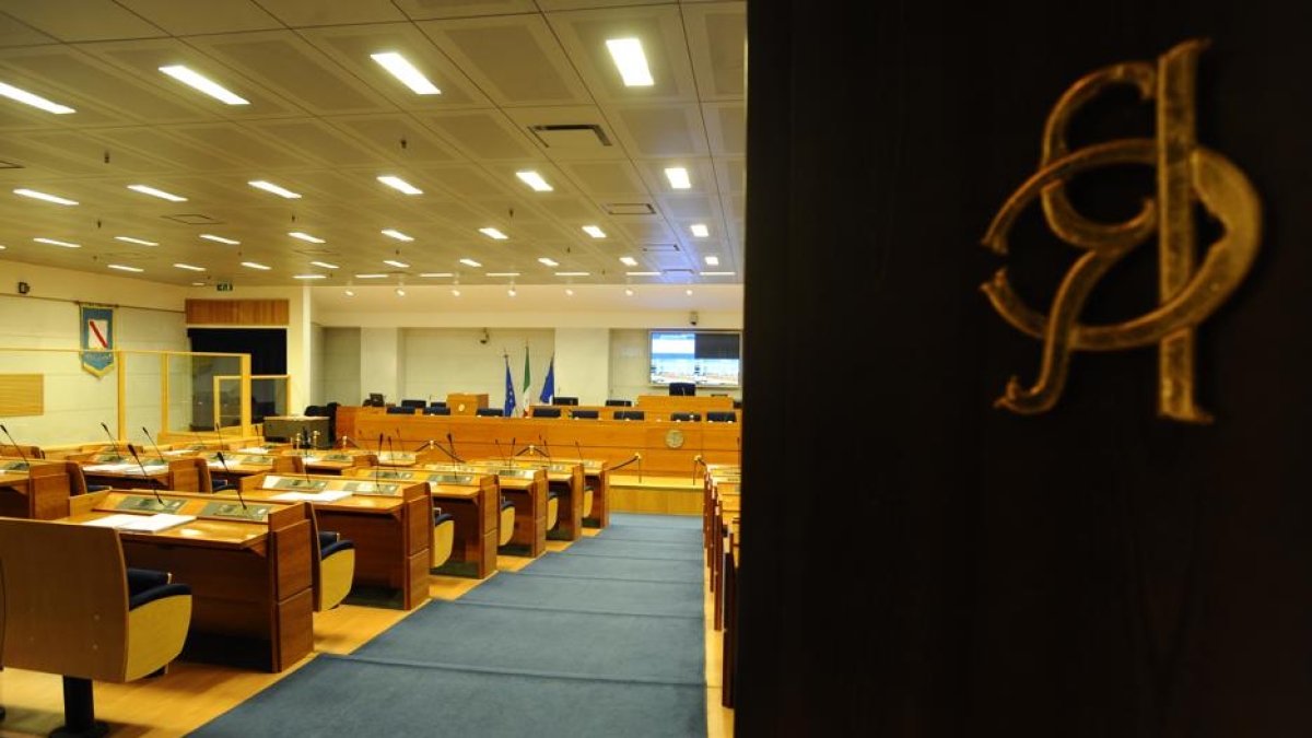 Regionali, 550 sindaci campani contro l'obbligo di dimissioni: «Noi discriminati per una difesa di interessi corporativi»