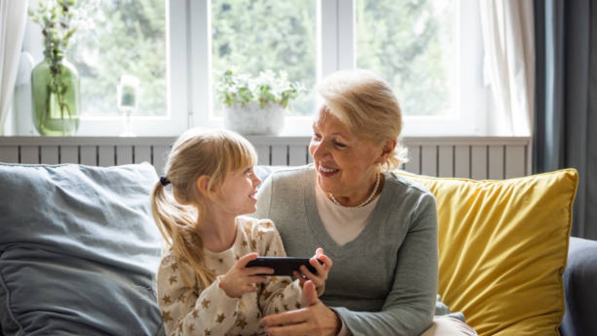 Cellulari e tablet: nonni troppo «indulgenti» coi nipoti?