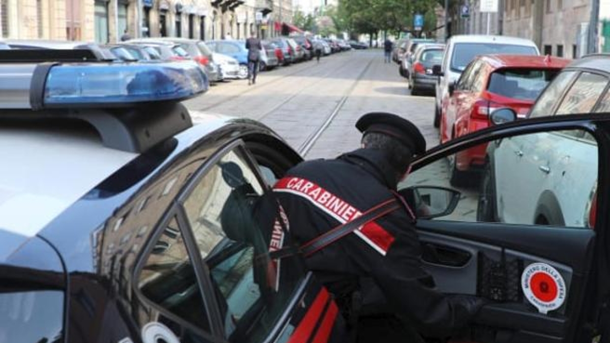 Due bambini di uno e quattro anni soli in casa a Torino tra droga e rifiuti. «Positivi al crack». Si cerca la madre