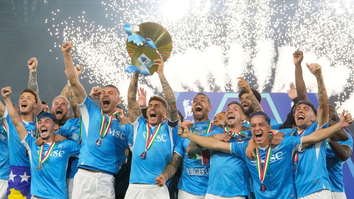 E lo spogliatoio del Napoli festeggia lo scudetto al coro di: «Pedro, Pedro, Pedro pè»