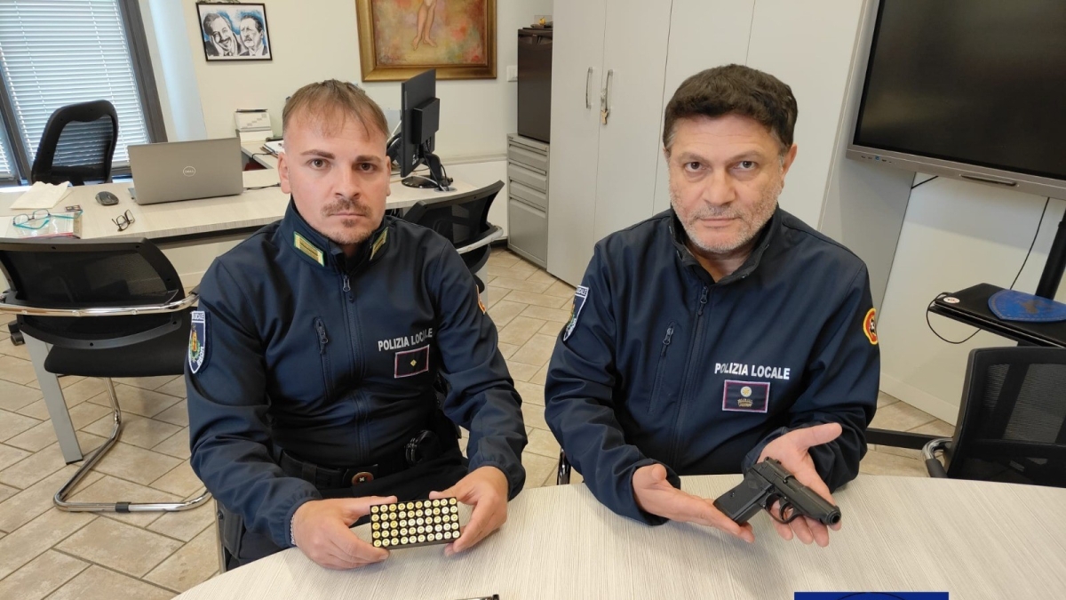 Spara in strada per giorni. Denunciato un 19enne, l'arma era caricata a salve