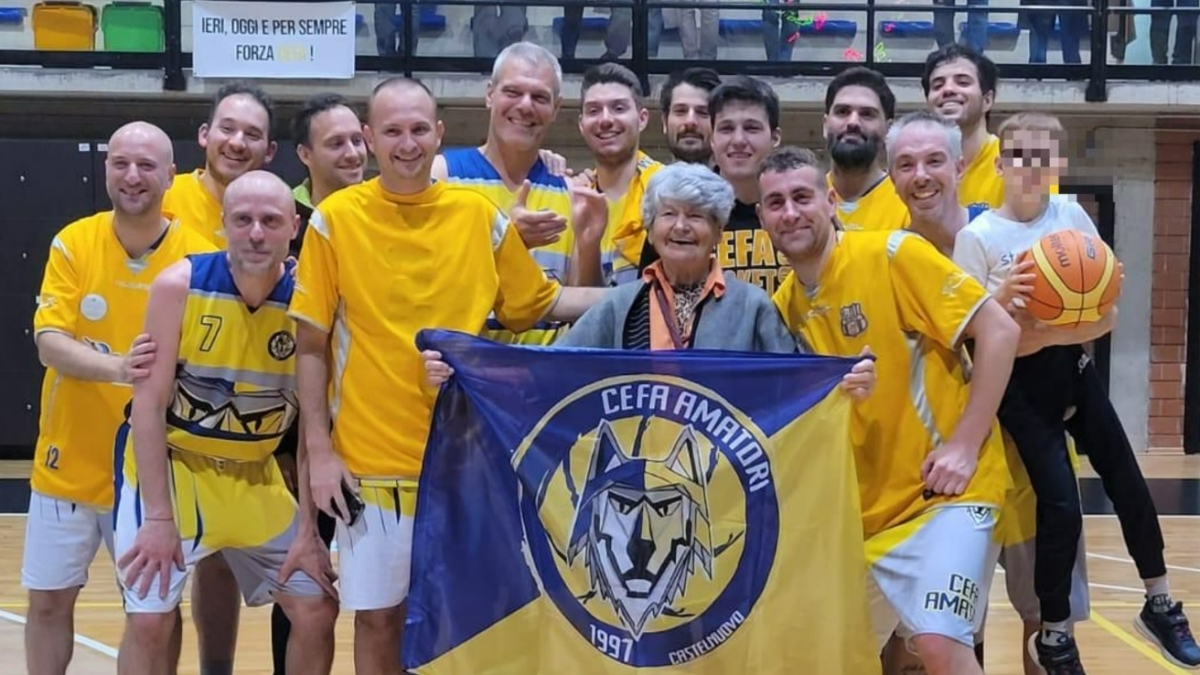 Nolla Lella, 91 anni, l'ex ostetrica fan del basket: partecipa alla festa per la promozione della squadra del Castelnuovo Garfagnana
